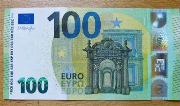 Are all 100 euro notes the same size?