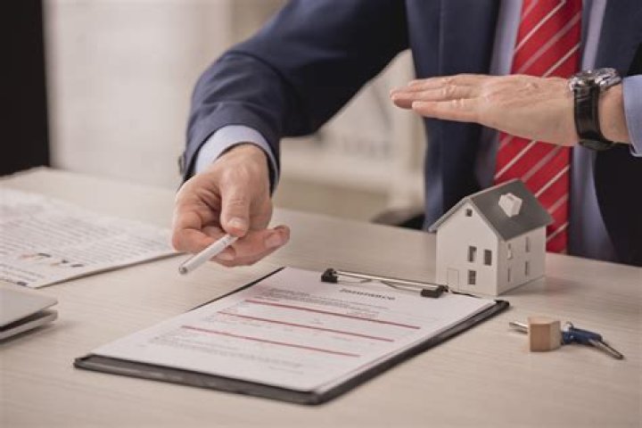Does co signing a lease build credit?