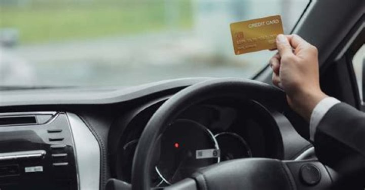 Does paying my car insurance help my credit?