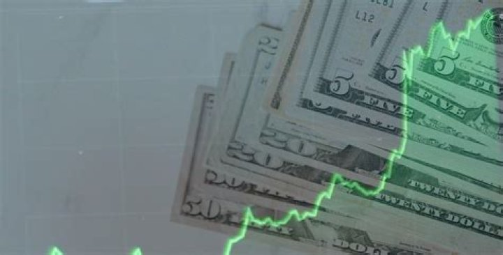 How much do credit analysts earn?
