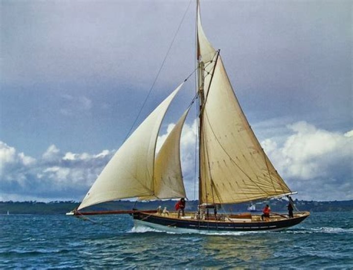 What is a 1 masted sailing ship Called?