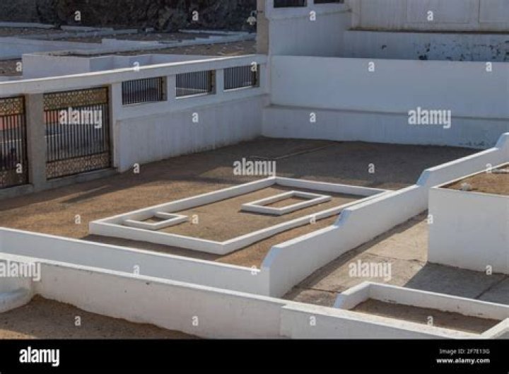 Where is Khadija buried?