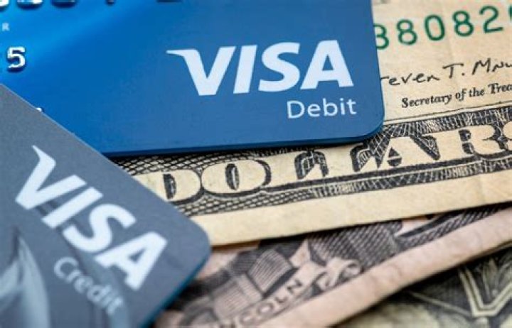 Which is better to use cash or credit cards?